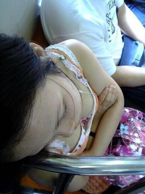 電車内で胸チラしてる素人を盗撮【エロ画像】（3）