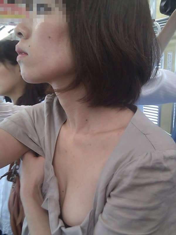 電車内で胸チラしてる素人を盗撮【エロ画像】（5）