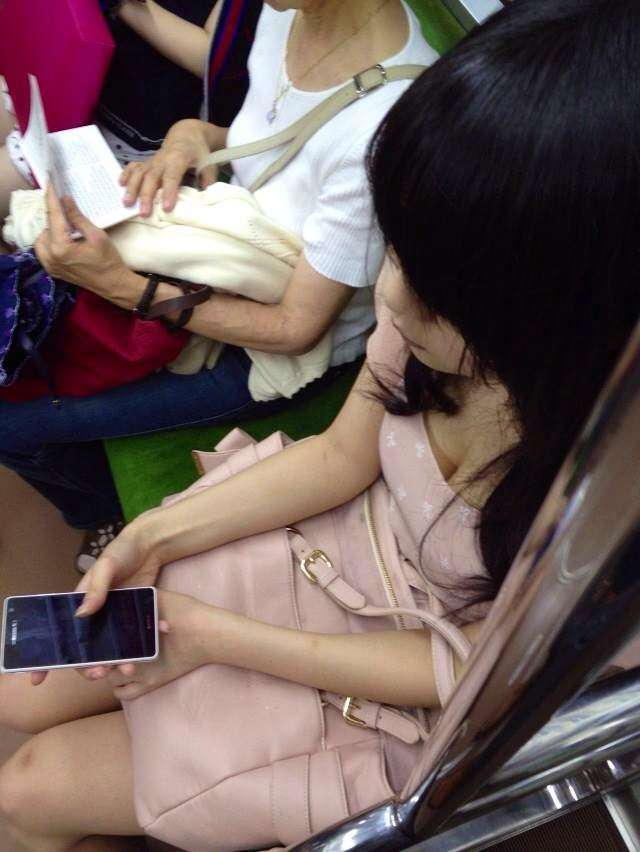 電車内で胸チラしてる素人を盗撮【エロ画像】（8）