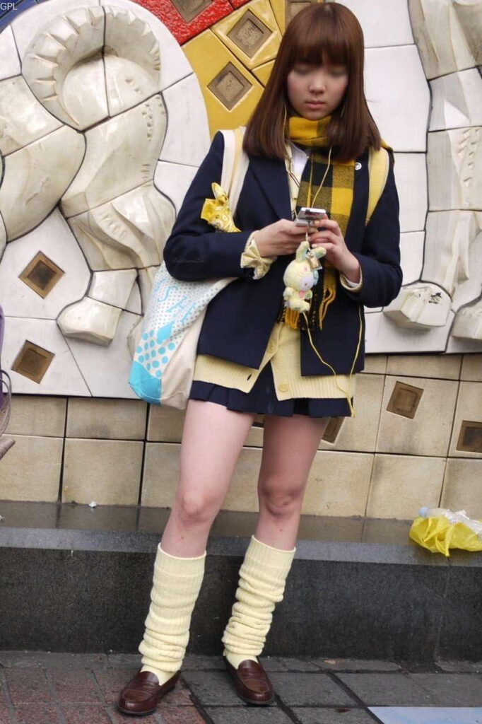 【素人】ルーズソックスを履いているJKのエロ画像（5）