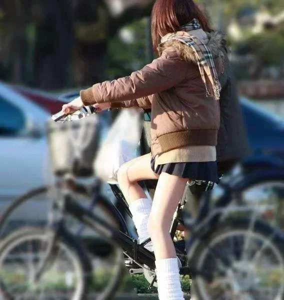 【素人】ミ二スカJKの脚がエロすぎる！【エロ画像】 0