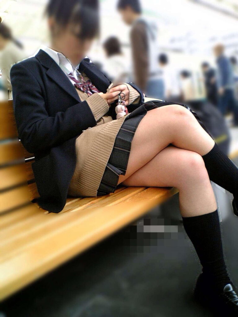 【素人】足組みしてる女子高生ってエロすぎるだろｗ【エロ画像】