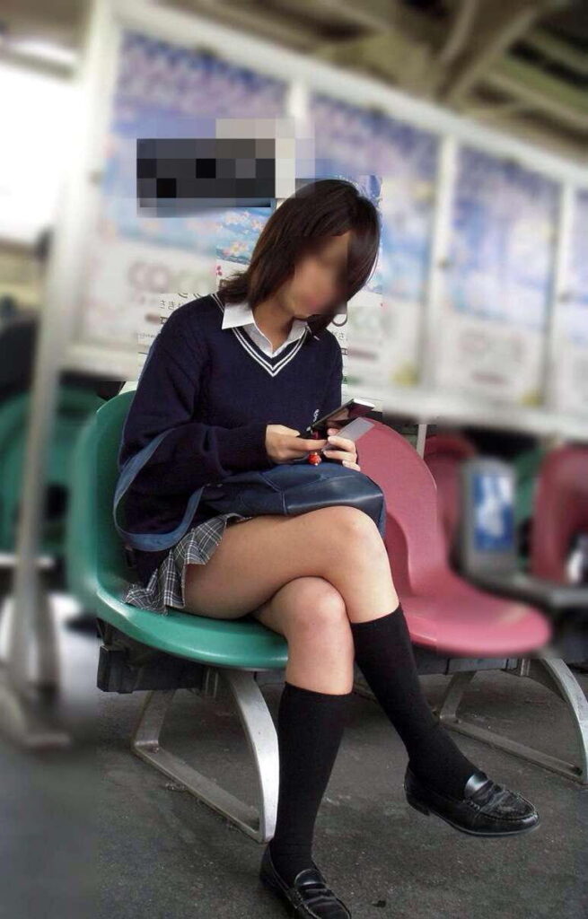 【素人】足組みしてる女子高生ってエロすぎるだろｗ【エロ画像】