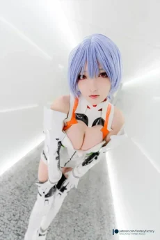 小丁ちゃんが綾波レイのコスプレをするとこうなるｗ【エロ画像】