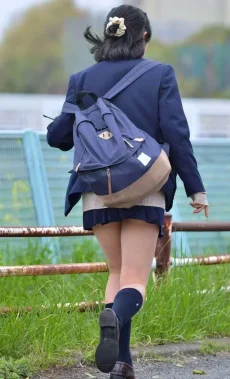 素人JKさん、スカートが短すぎてハミ尻してしまうｗ【エロ画像】