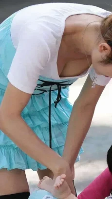 【チラリズム】全裸よりエロい素人の胸チラ【エロ画像】