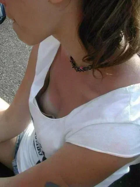 ガチ素人さんの胸チラ盗撮エロ画像 0