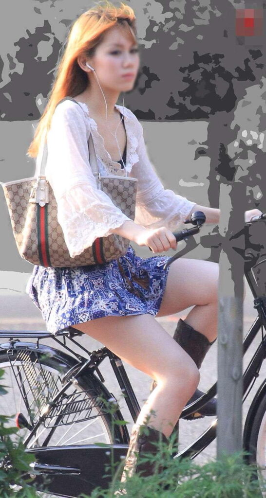 【素人】自転車にまたがってる女ってなんかエロいｗ【エロ画像】