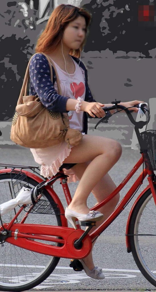 【素人】自転車にまたがってる女ってなんかエロいｗ【エロ画像】