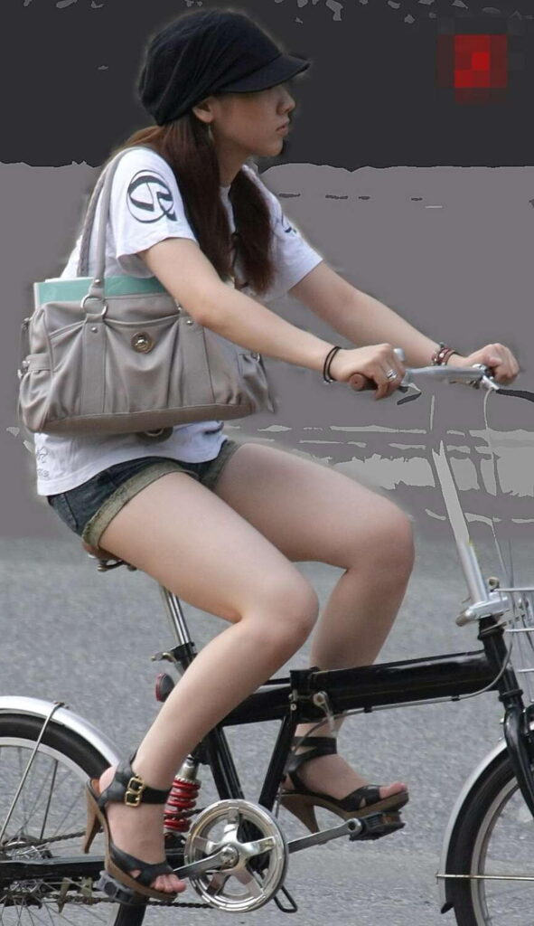 【素人】自転車にまたがってる女ってなんかエロいｗ【エロ画像】