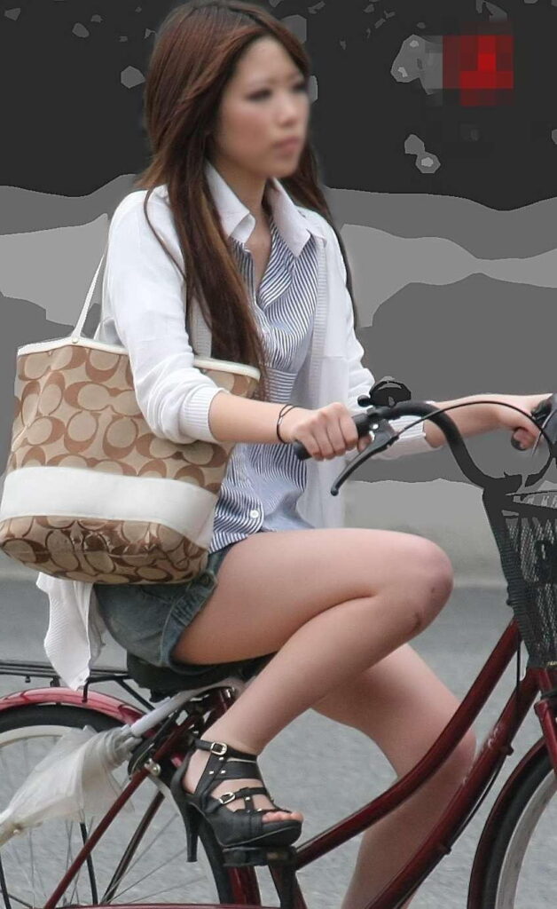 【素人】自転車にまたがってる女ってなんかエロいｗ【エロ画像】