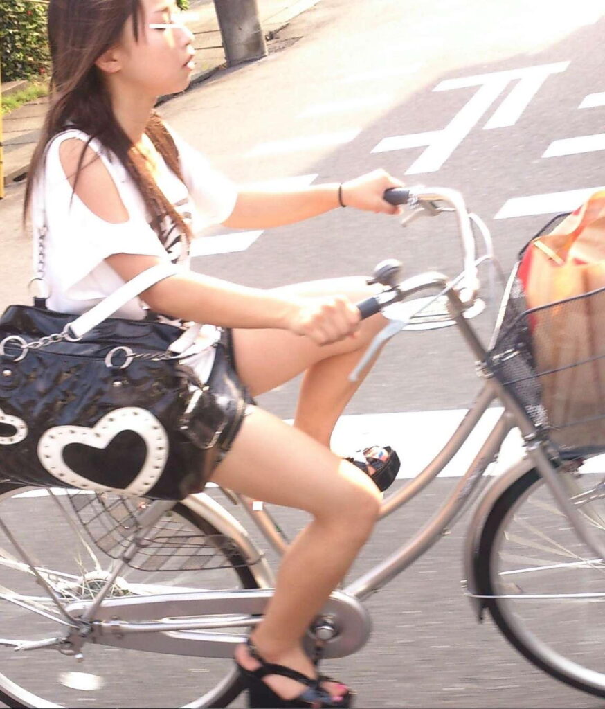 【素人】自転車にまたがってる女ってなんかエロいｗ【エロ画像】