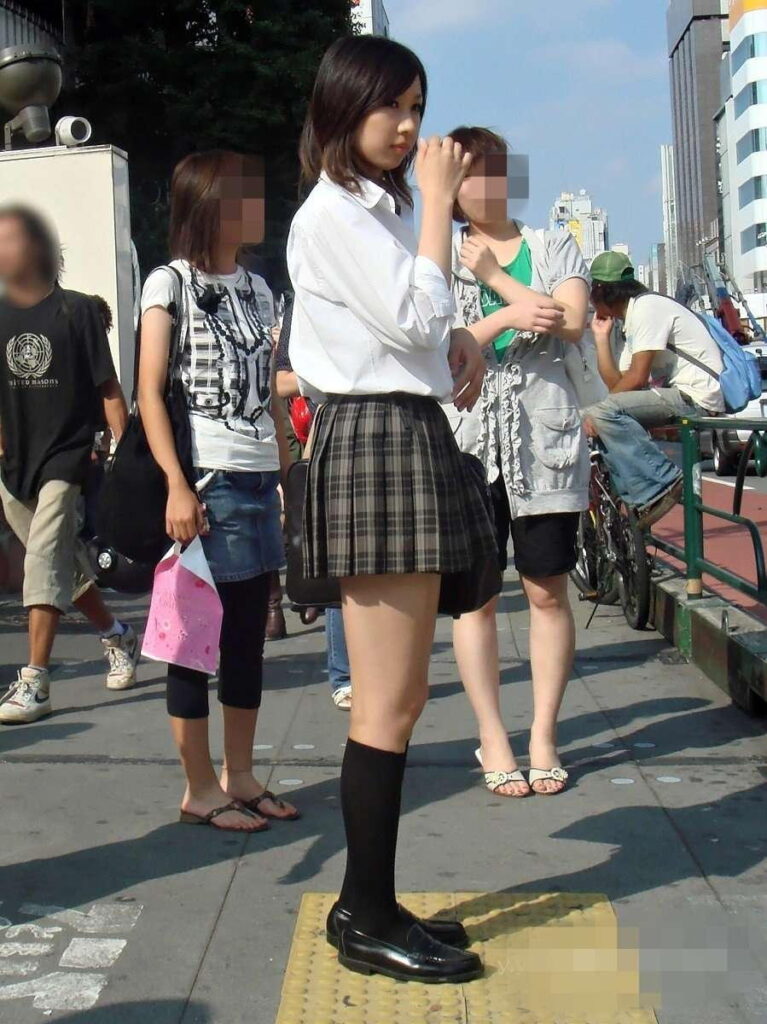 【素人】街撮り女子高生の盗撮エロ画像【顔出し】