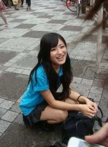 【素人】街撮り女子高生の盗撮エロ画像【顔出し】 0