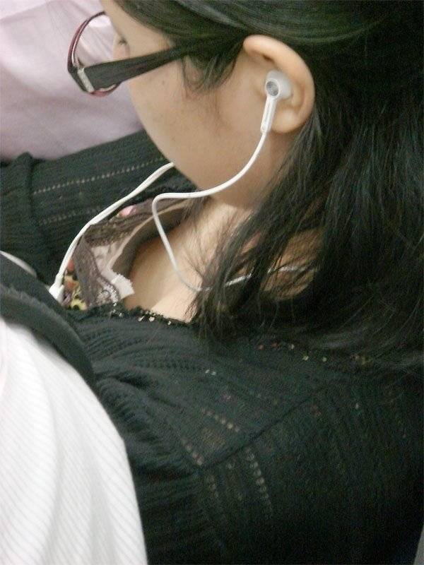 電車内で胸チラしてる素人を盗撮【エロ画像】