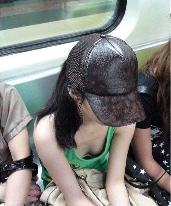 電車内で胸チラしてる素人を盗撮【エロ画像】