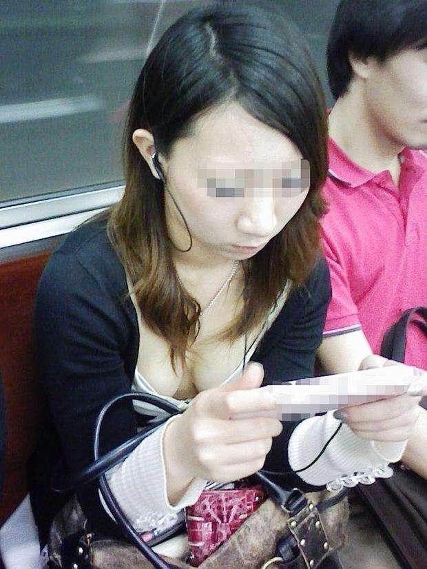 電車内で胸チラしてる素人を盗撮【エロ画像】