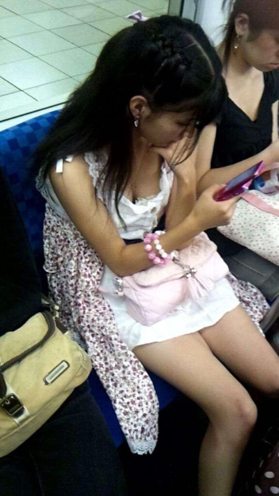 電車内で胸チラしてる素人を盗撮【エロ画像】