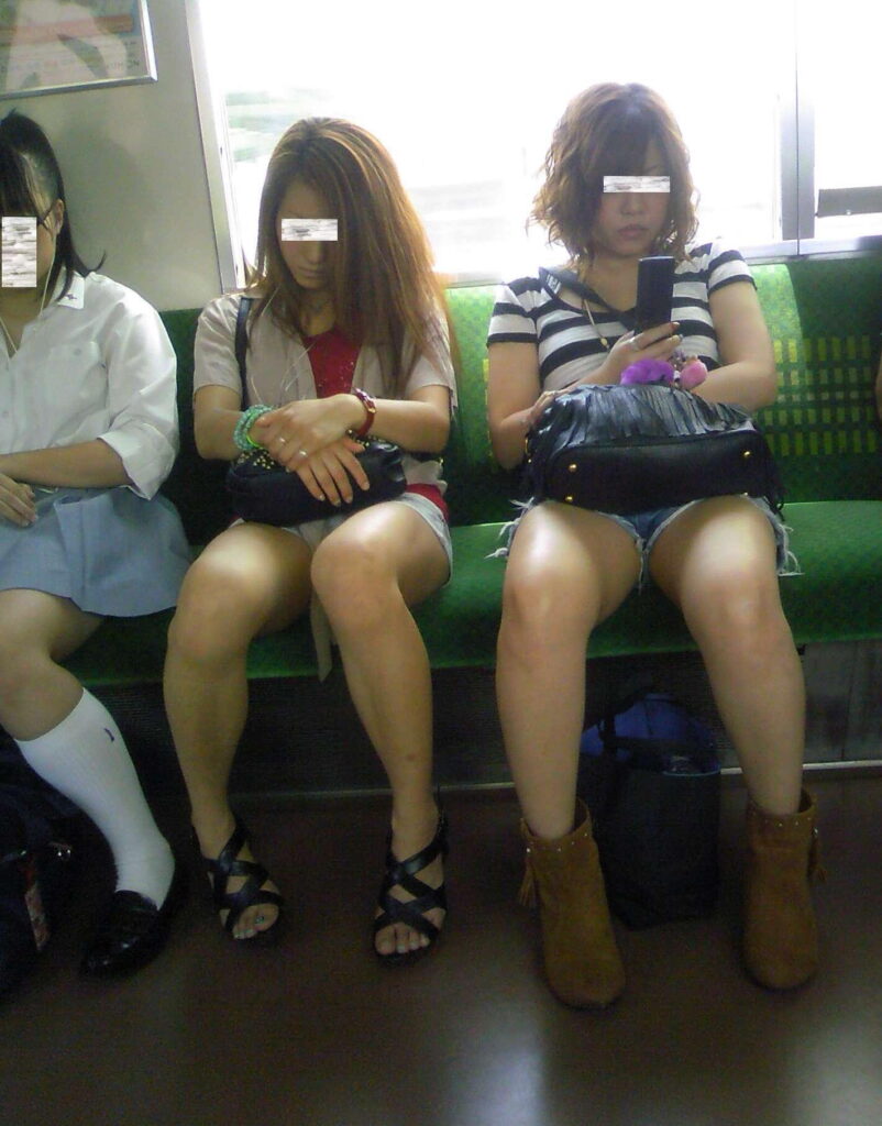 【ガチシコ】電車内のギャルを盗撮【エロ画像】