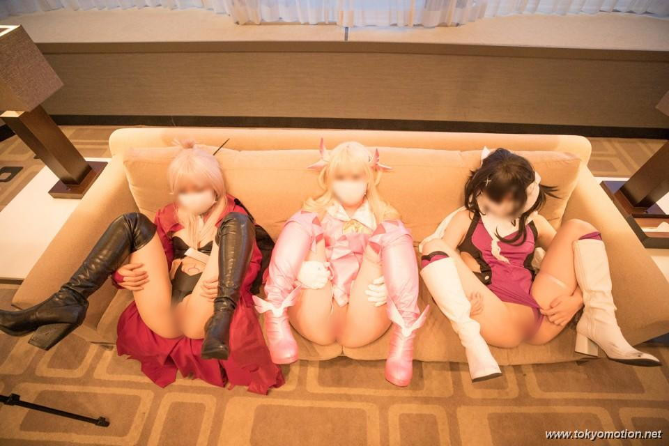 素人コスプレイヤーさん、３人並んで性器を露出ｗ【エロ画像】