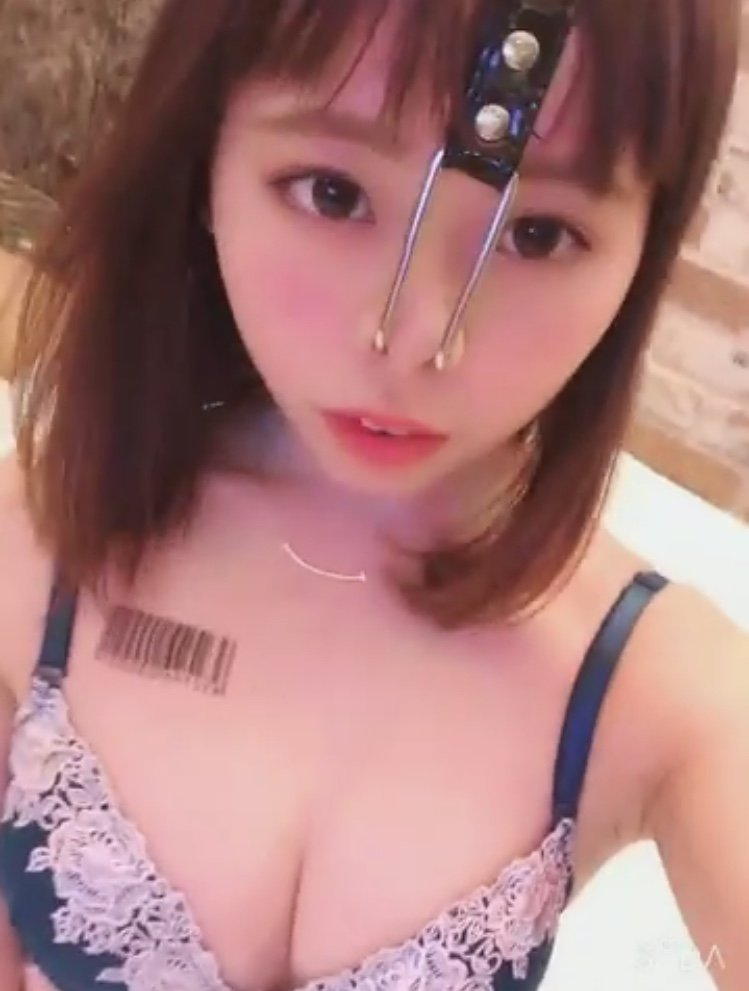 かわいい素人が鼻フック顔を披露ｗ【エロ画像】（1）