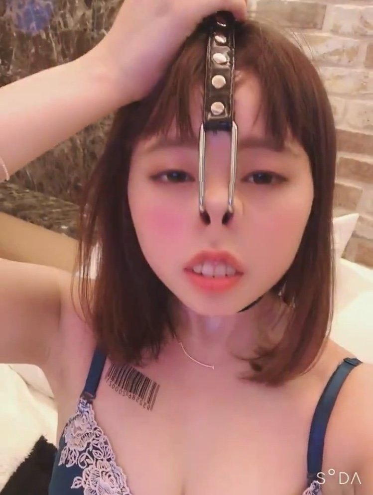 かわいい素人が鼻フック顔を披露ｗ【エロ画像】（2）