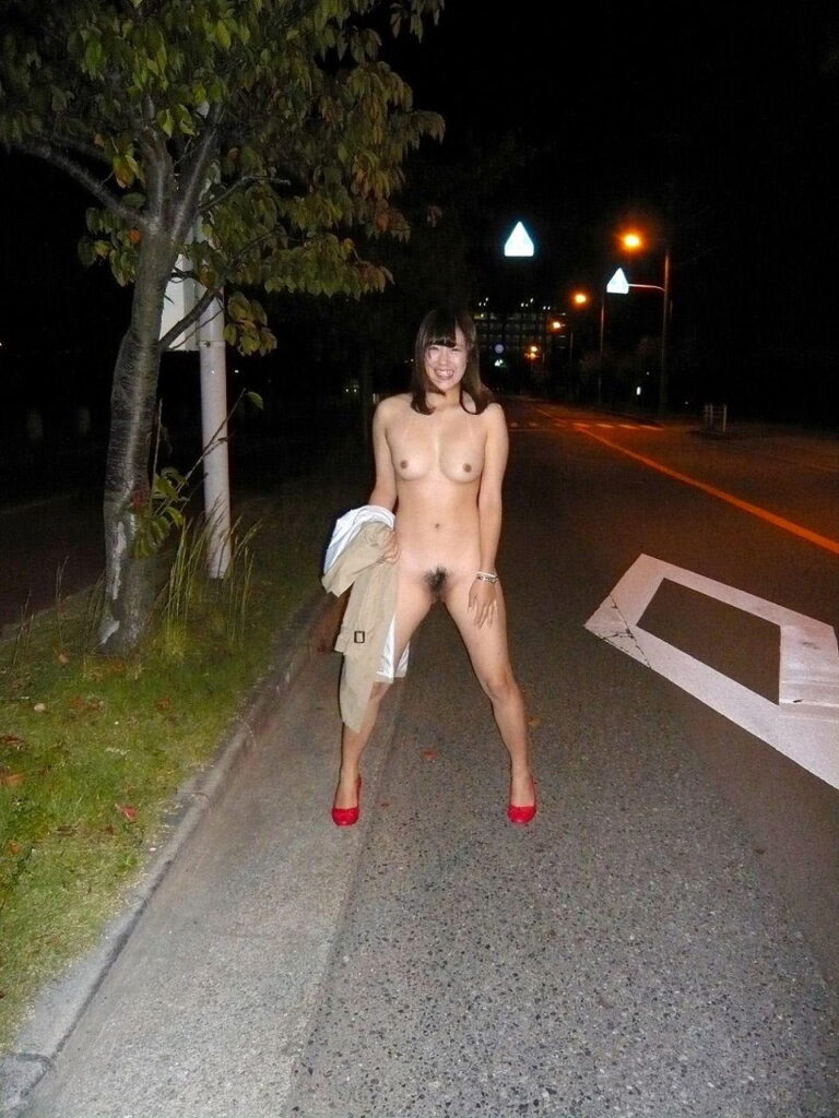 【素人】かわいい露出痴女が男子トイレに現れた！【エロ画像】（2）