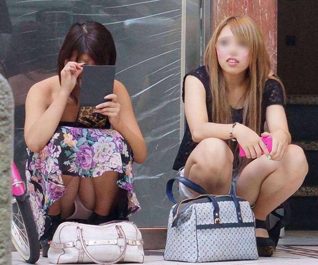 しゃがんでる素人のパンチラエロ画像【盗撮】（16）