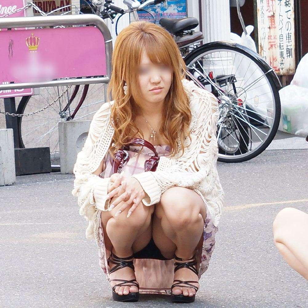 しゃがんでる素人のパンチラエロ画像【盗撮】（17）