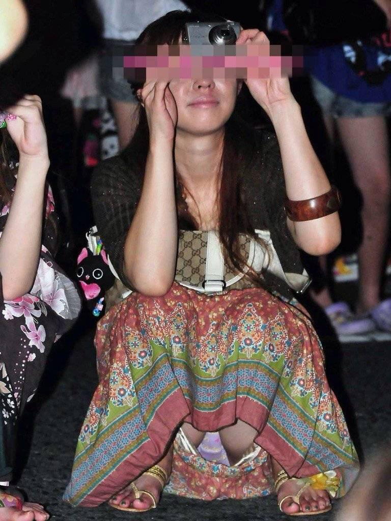 しゃがんでる素人のパンチラエロ画像【盗撮】（19）
