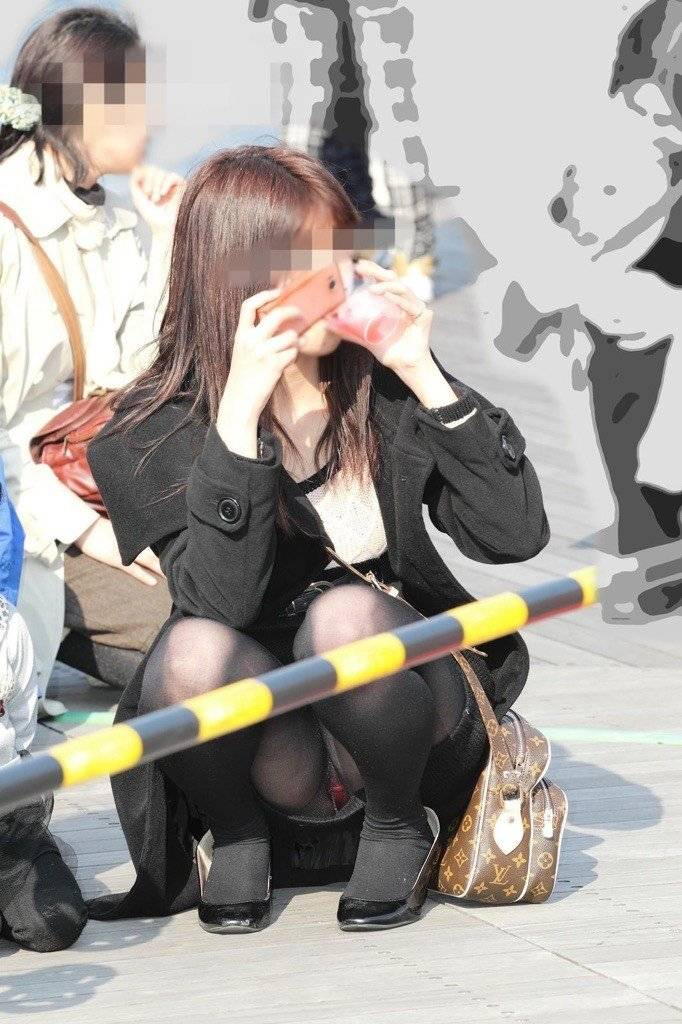しゃがんでる素人のパンチラエロ画像【盗撮】（3）