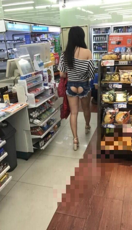 コンビニで露出する素人のエロ画像20230911185449