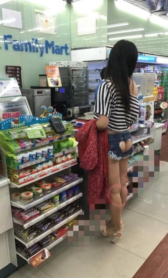 コンビニで露出する素人のエロ画像20230911185456