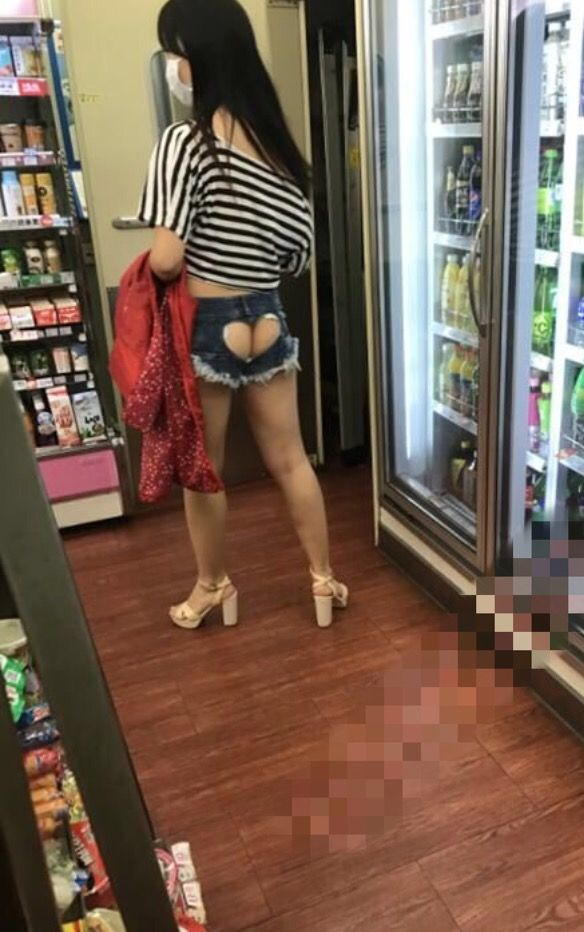 コンビニで露出する素人のエロ画像20230911185458