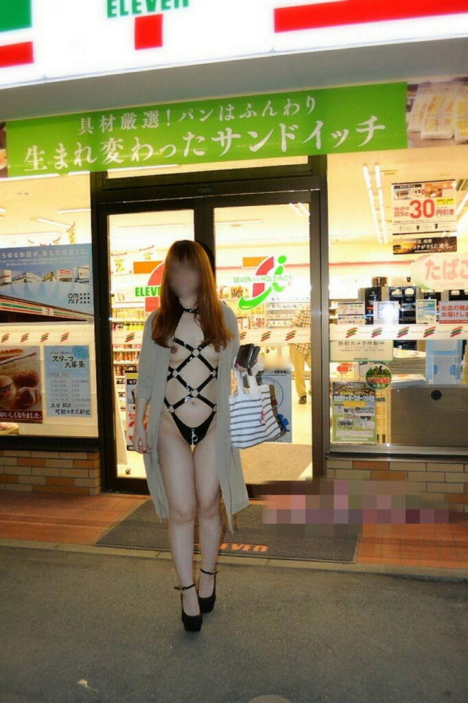 ボディハーネスを装着して露出してるエロ画像20230910163130