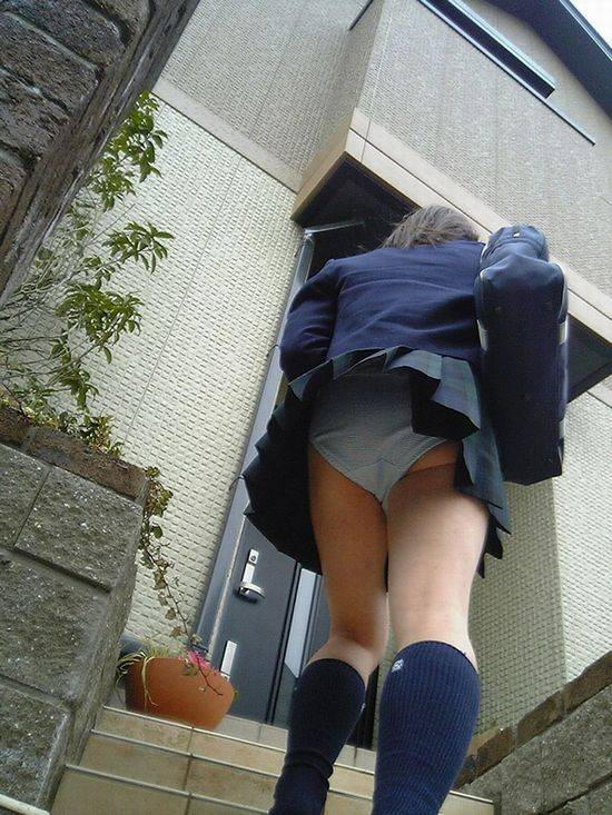 ローアングルのパンチラエロ画像20230907183422