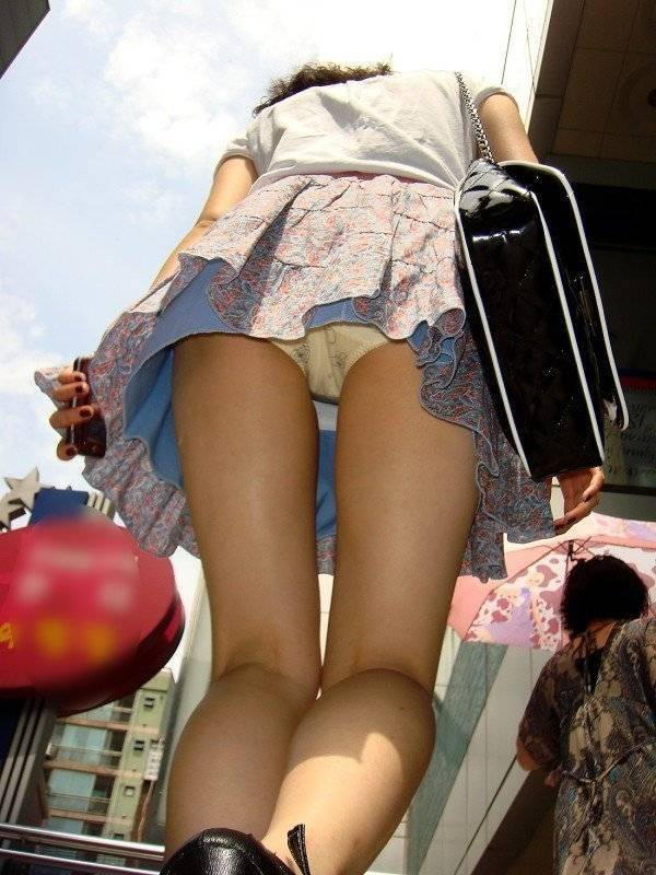 ローアングルのパンチラエロ画像20230907183433