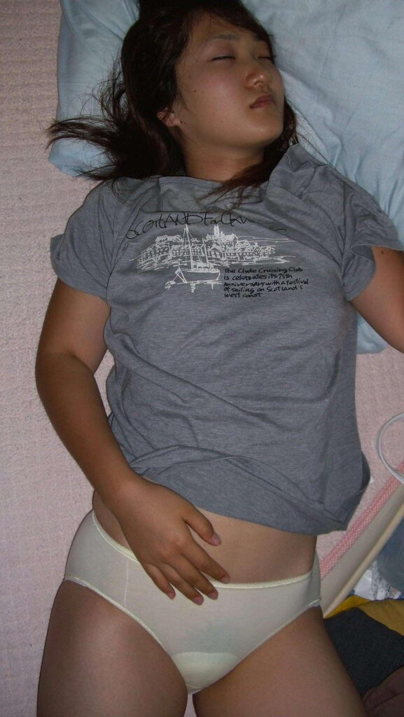 寝ている素人に悪戯してるエロ画像（20）