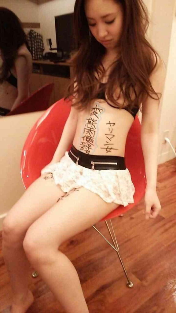 油性ペンで落書きされた素人のエロ画像18