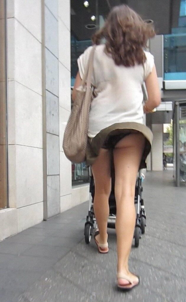 【街撮り】素人が強風でパンチラしまくり！【エロ画像】（87）