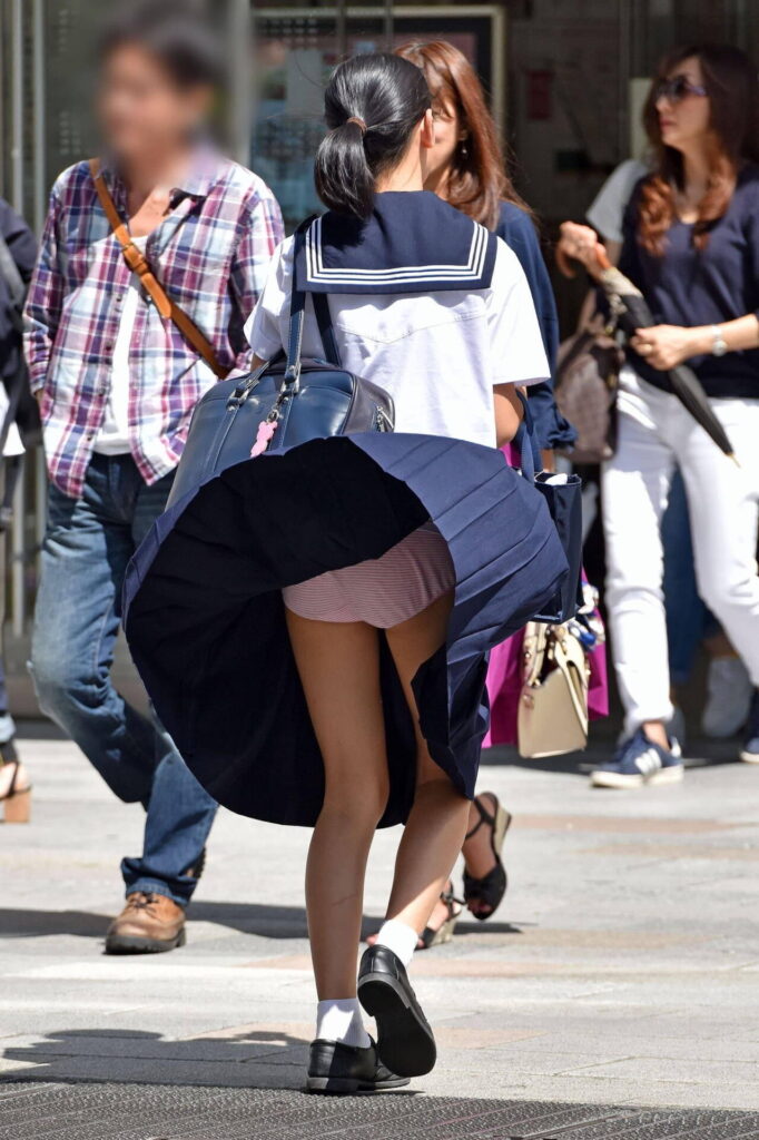 【街撮り】素人が強風でパンチラしまくり！【エロ画像】（4）