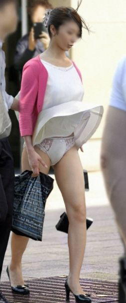 【街撮り】素人が強風でパンチラしまくり！【エロ画像】（16）