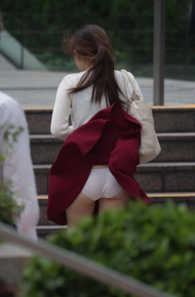 【街撮り】素人が強風でパンチラしまくり！【エロ画像】（19）