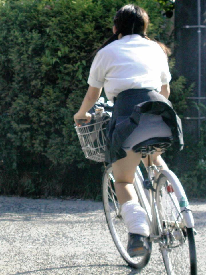【街撮り】素人が強風でパンチラしまくり！【エロ画像】（23）