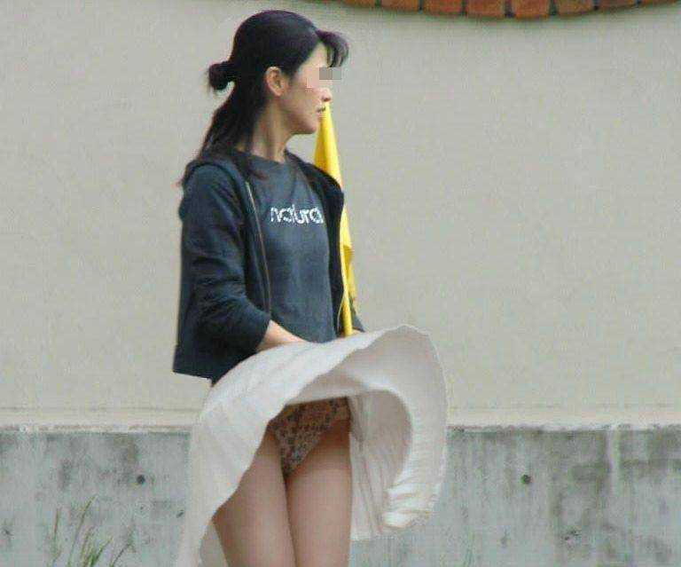 【街撮り】素人が強風でパンチラしまくり！【エロ画像】（35）