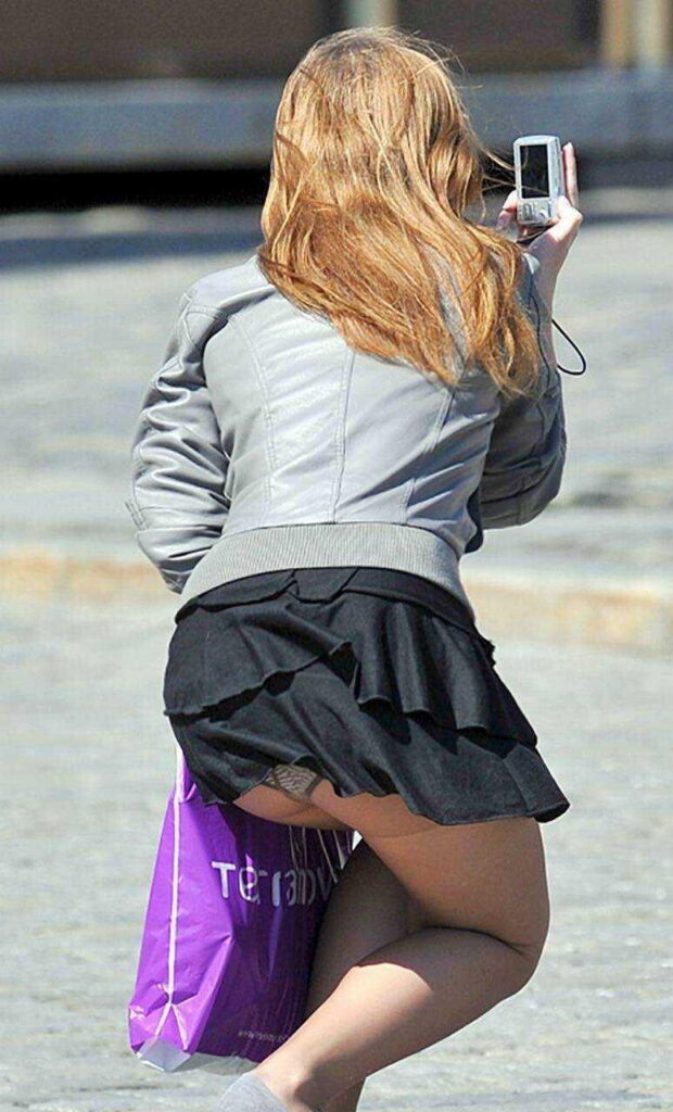 【街撮り】素人が強風でパンチラしまくり！【エロ画像】（42）