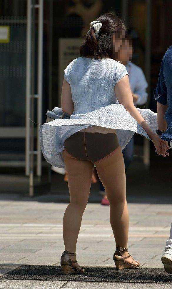 【街撮り】素人が強風でパンチラしまくり！【エロ画像】（47）