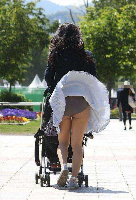 【街撮り】素人が強風でパンチラしまくり！【エロ画像】（54）