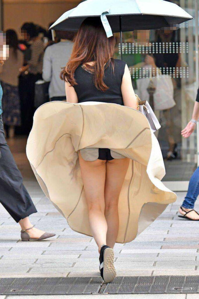 【街撮り】素人が強風でパンチラしまくり！【エロ画像】（56）