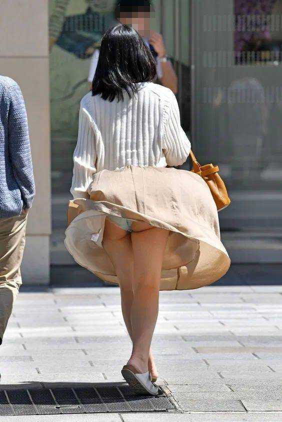 【街撮り】素人が強風でパンチラしまくり！【エロ画像】（57）